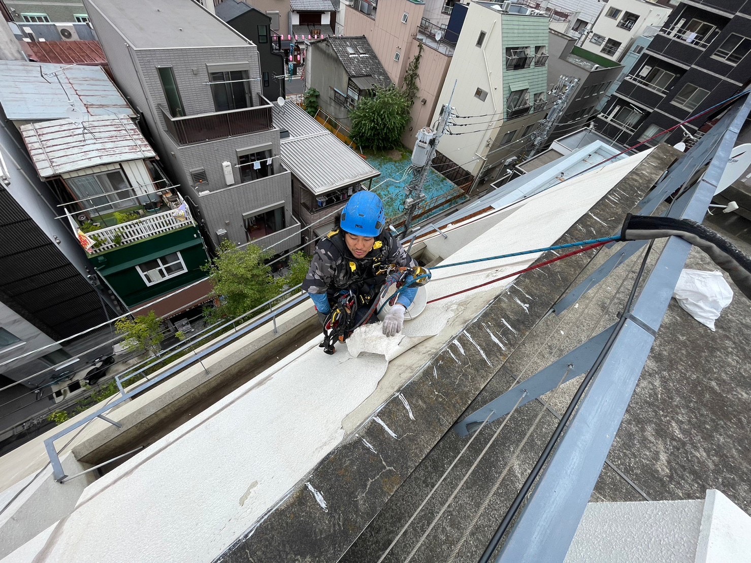 東京都台東区　無足場工法ロープアクセス　外壁塗装工事